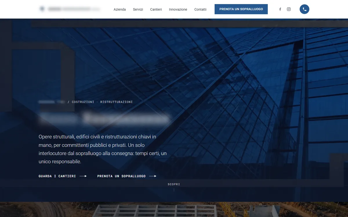 La home page del sito di un'impresa di costruzioni, su fondo blu con vetrate. Nome, logo e recapiti dell'azienda sono oscurati.