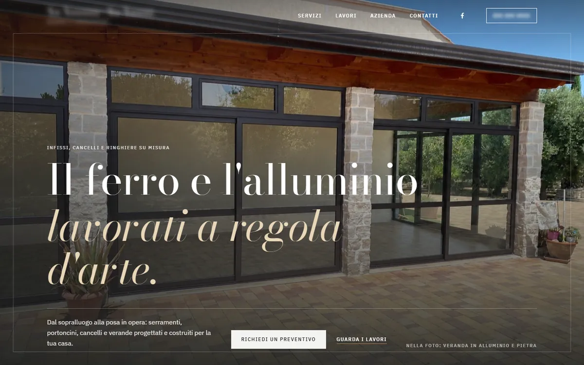 La home page del sito di un fabbro, con una veranda in alluminio e pietra. Nome, logo e recapiti dell'azienda sono oscurati.