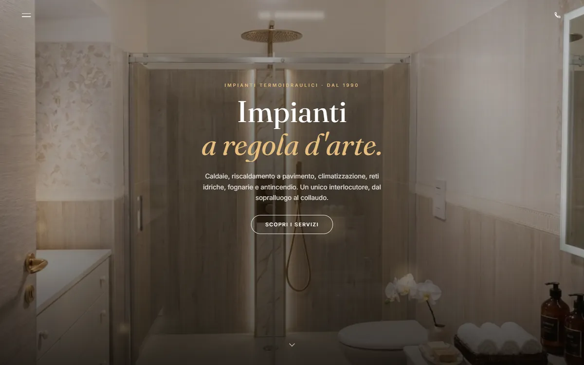 La home page del sito di un'impresa di impianti termoidraulici, con un bagno. Nome, logo e recapiti dell'azienda sono oscurati.