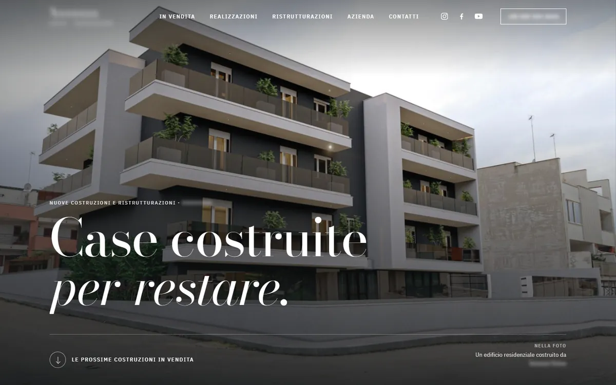 La home page del sito di un'impresa edile, con un edificio residenziale. Nome, logo e recapiti dell'azienda sono oscurati.